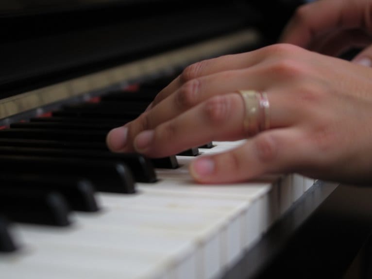 digital piano play capacity